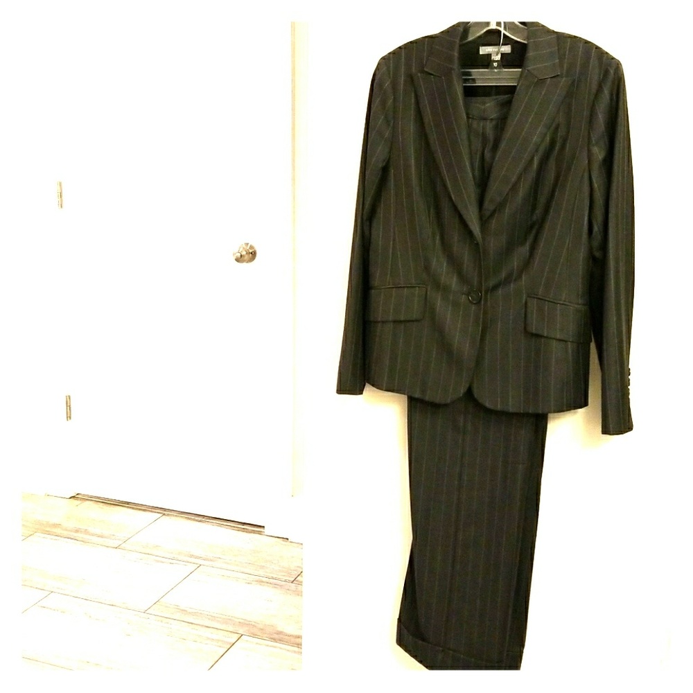 Gray and white suit in like new condition!!